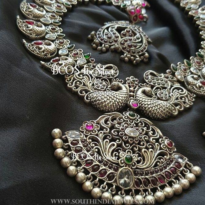 
Add to your heritage and craftsmanship with this 925 oxidized silver peacock necklace and earrings set.